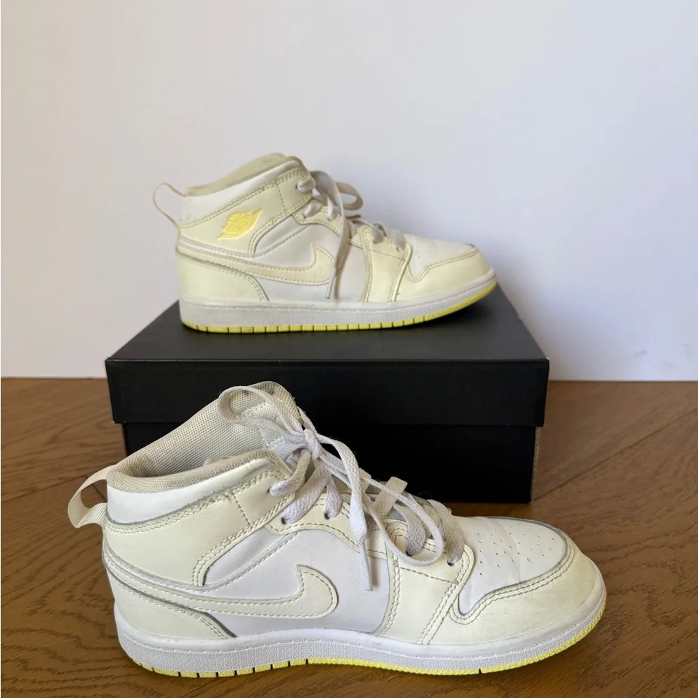 Nike Air Jordan 1 Mid in 